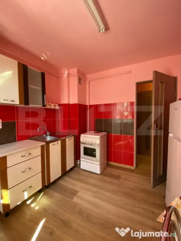 Apartament de 2 camere, 60 mp, decomandat, parcare, zona str