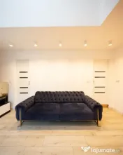 Casa la curte comuna, 3 camere, tavan înalt și terasă – 