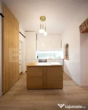 Casa la curte comuna, 3 camere, tavan înalt și terasă – 