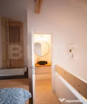 Casa la curte comuna, 3 camere, tavan înalt și terasă – 