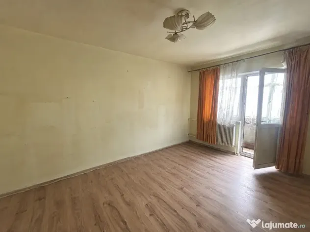 Racadau - Garsoniera de renovat, etaj 1/6, balcon generos!