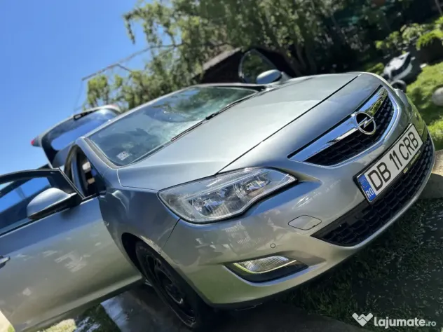 Vând Opel Astra J