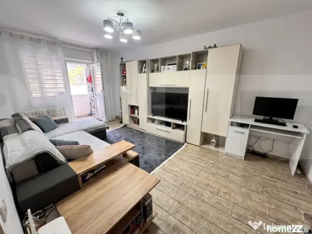 Apartament cu 3 camere decomandat - complet mobilat - zona M