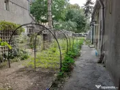 Teren de vanzare cu casa de 160 mp utili si 590 mp curte,