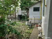 Teren de vanzare cu casa de 160 mp utili si 590 mp curte,