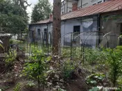Teren de vanzare cu casa de 160 mp utili si 590 mp curte,