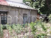 Teren de vanzare cu casa de 160 mp utili si 590 mp curte,