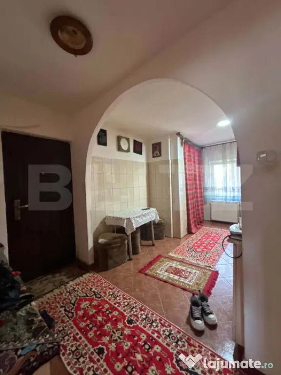 Apartament 4 camere cu potențial, 79 mp, parter, zonă apre