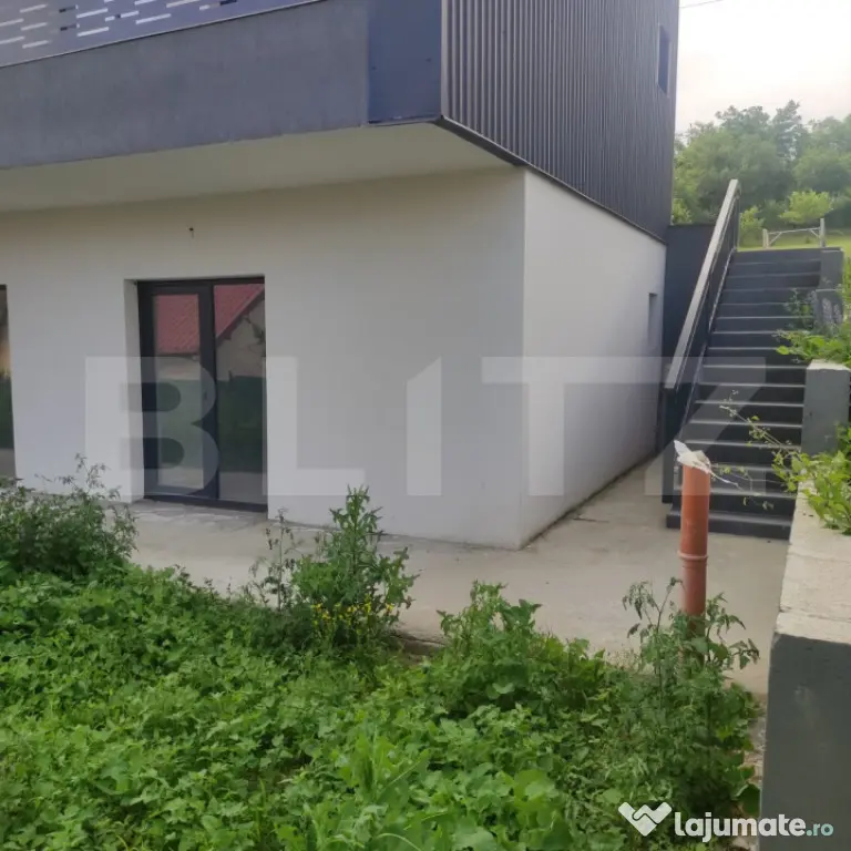 Apartament tip spațiu comercial cu terasă spectaculoasă ?