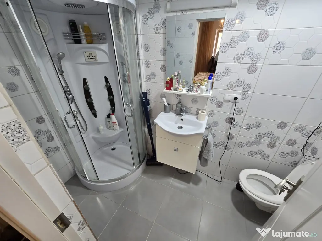 Vand apartament cu 3 camere