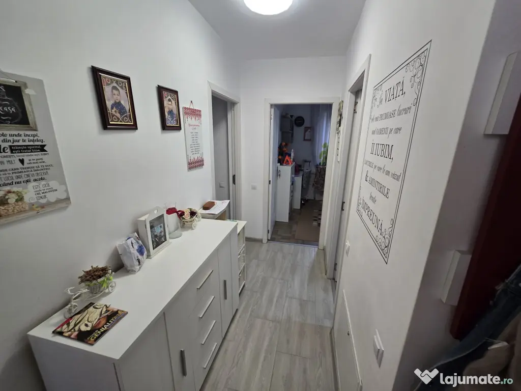 Vand apartament cu 3 camere