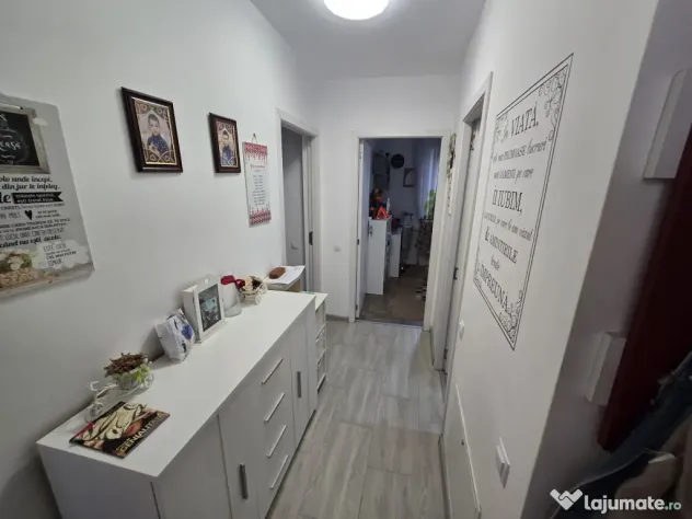 Vand apartament cu 3 camere
