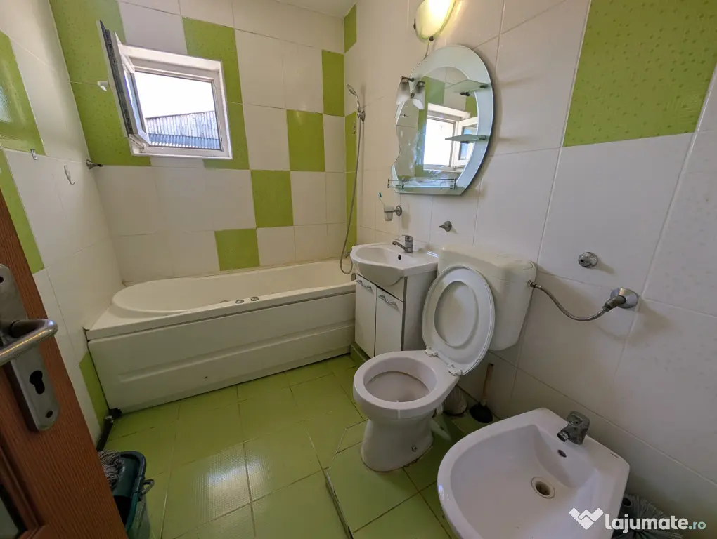 De închiriat 3 camere Piata Sud