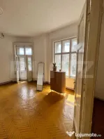Un balcon către oraș, o fereastră către trecut, cladire