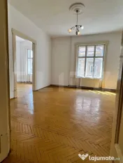 Un balcon către oraș, o fereastră către trecut, cladire 