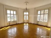 Un balcon către oraș, o fereastră către trecut, cladire 