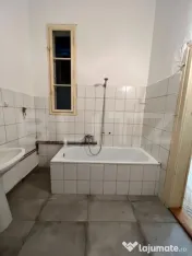 Un balcon către oraș, o fereastră către trecut, cladire 