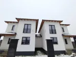 Duplex despartit prin camera tehnica - langa asfalt - compar