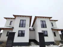 Duplex despartit prin camera tehnica - langa asfalt - compar