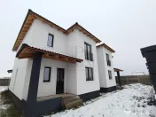 Duplex despartit prin camera tehnica - langa asfalt - compar 