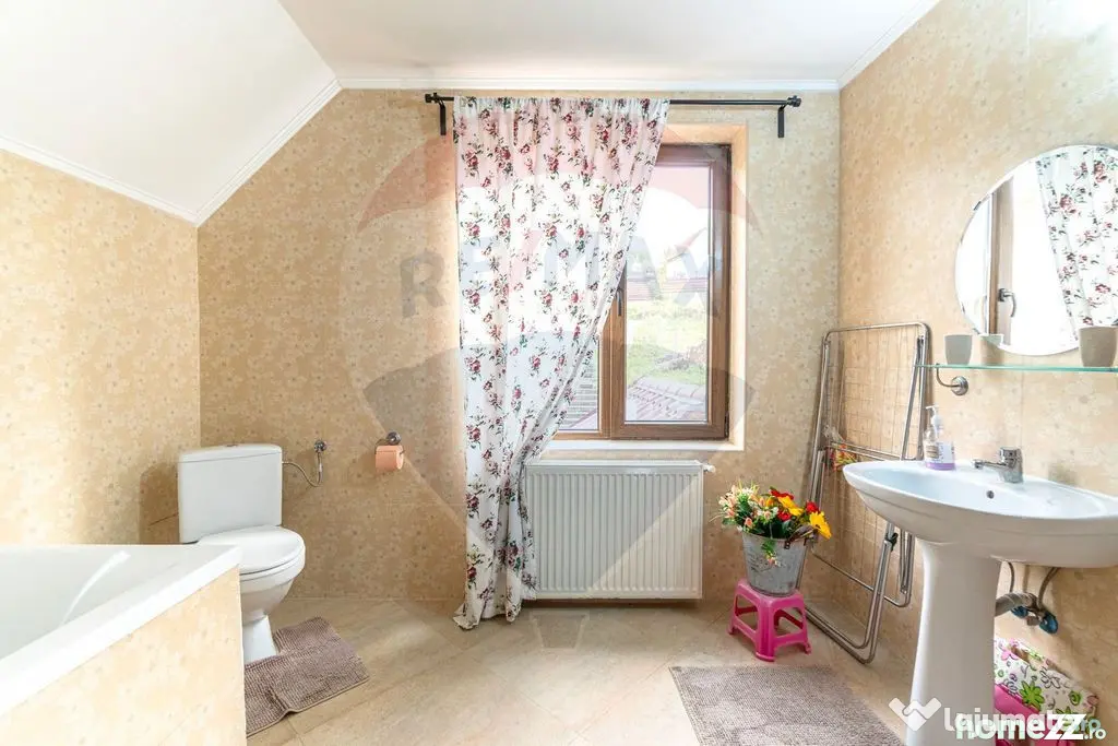 CASA DE VACANTA | 4 camere| de vânzare în FUNDATA, BRA?...