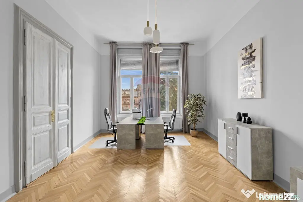Birou ultracentral în clădire istorică (Palatul Nádasdy)