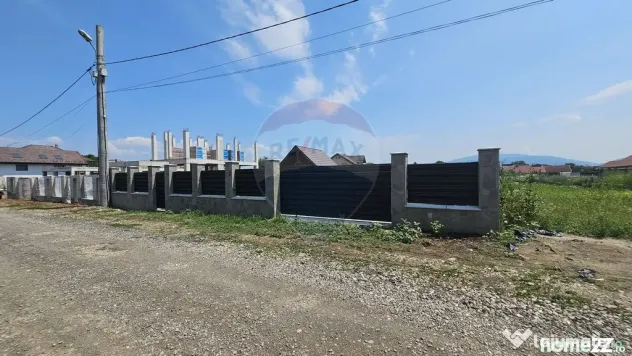 Teren intravilan 609 mp | Împrejmuit | Branșat la utili...
