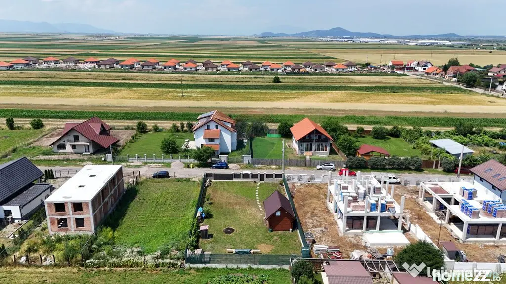Teren intravilan 609 mp | Împrejmuit | Branșat la utili...