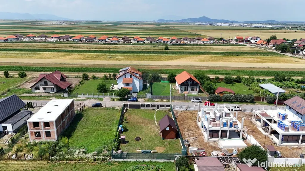 Teren intravilan 609 mp | Împrejmuit | Branșat la utili...