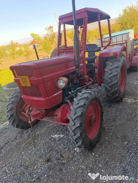 Tractor UTB cu plug și presa