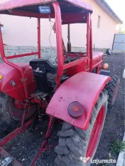 Tractor UTB cu plug și presa 