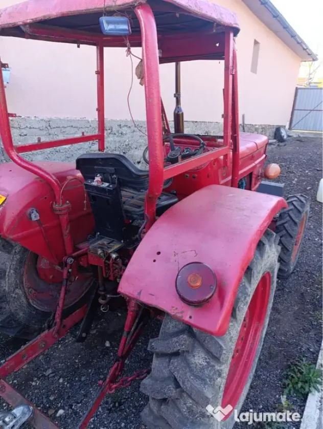 Tractor UTB cu plug și presa