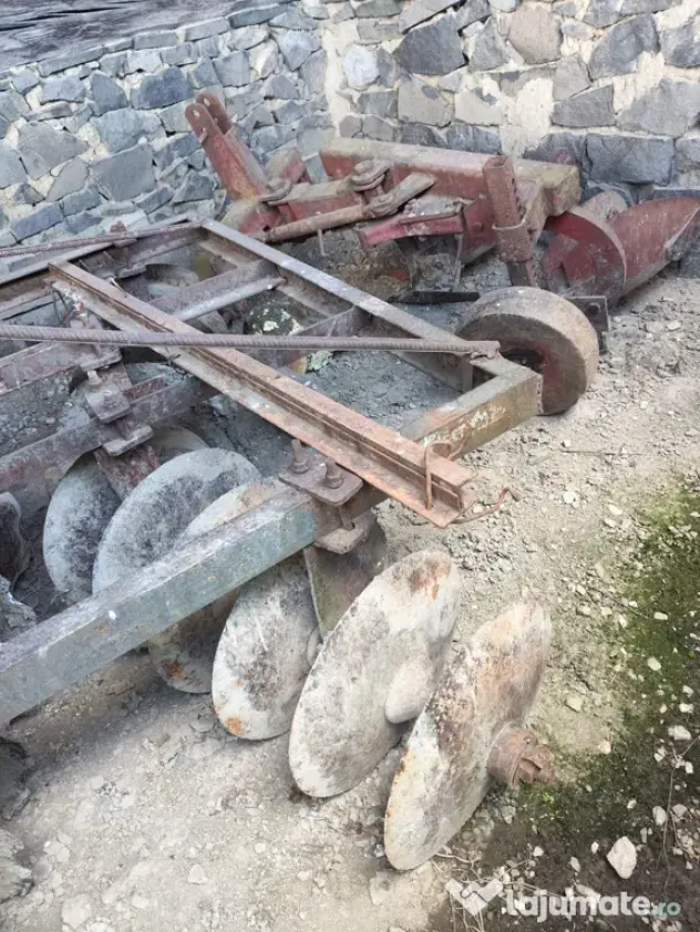 Tractor UTB cu plug și presa