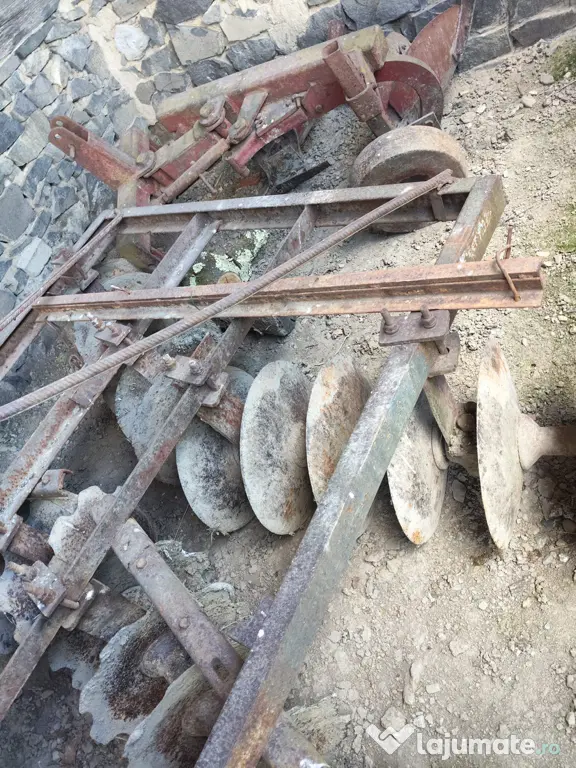 Tractor UTB cu plug și presa