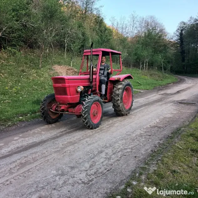 Tractor UTB cu plug și presa