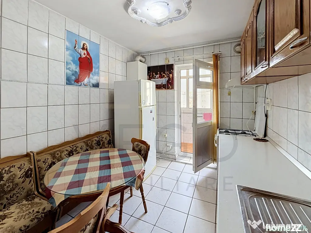Apartament cu 2 camere, decomandat, 50 mp, parcare, zona Pod