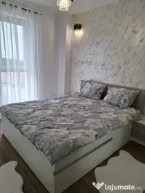 Închiriez apartament cu 2 camere bloc nou cu parcare Central.