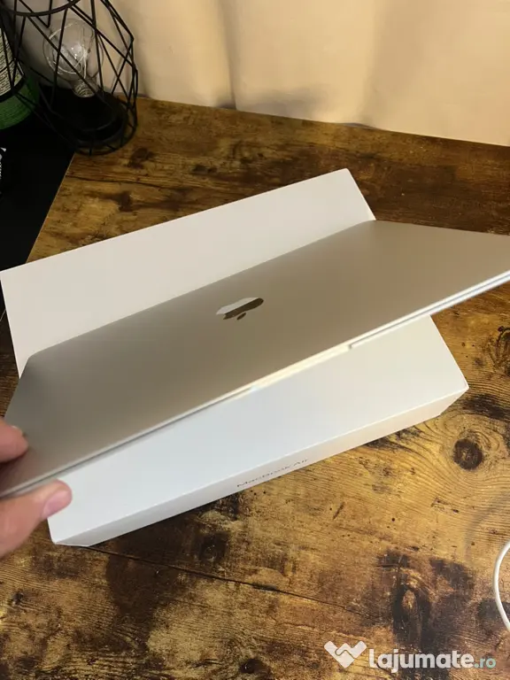 MacBook Air 13” M1 (2020) – 8GB RAM / 256GB SSD