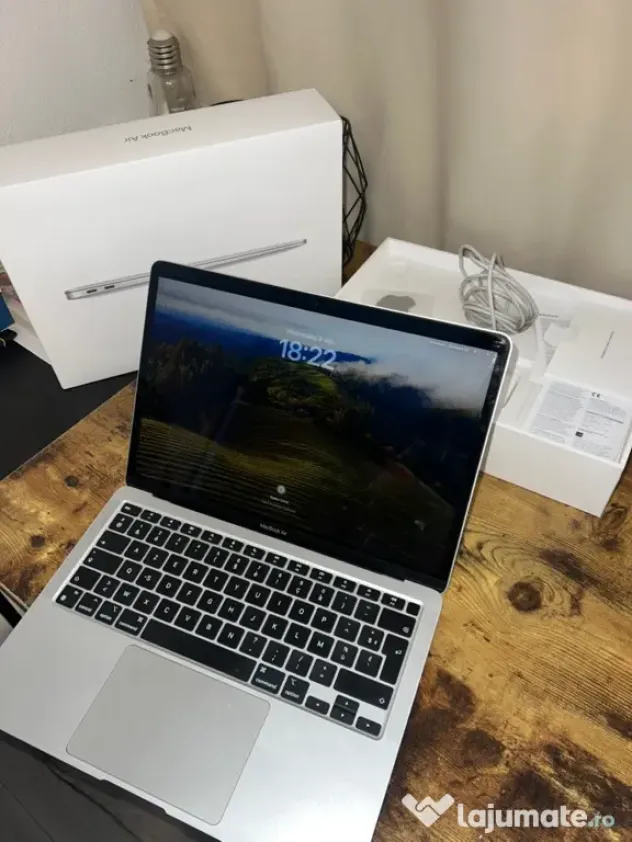 MacBook Air 13” M1 (2020) – 8GB RAM / 256GB SSD
