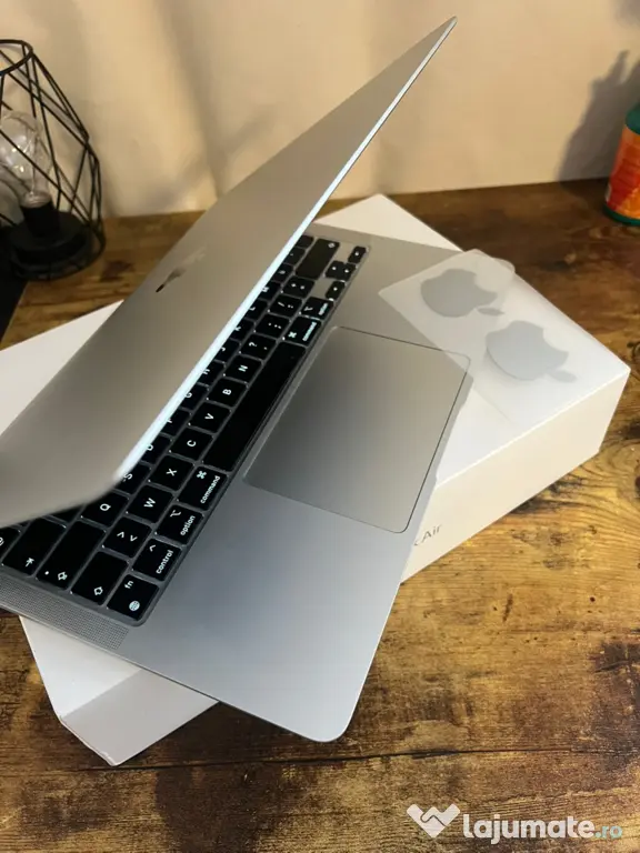 MacBook Air 13” M1 (2020) – 8GB RAM / 256GB SSD