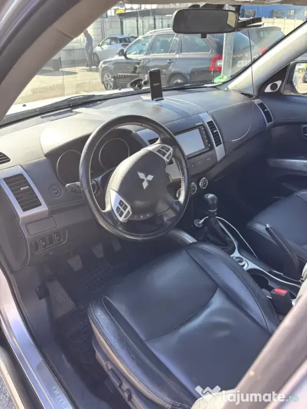 Mitsubishi Outlander- 4x4 - 7 Locuri