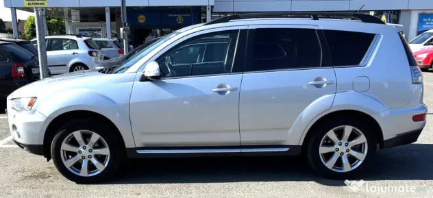 Mitsubishi Outlander- 4x4 - 7 Locuri