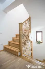 Casă / Vilă cu 8 camere de vânzare 