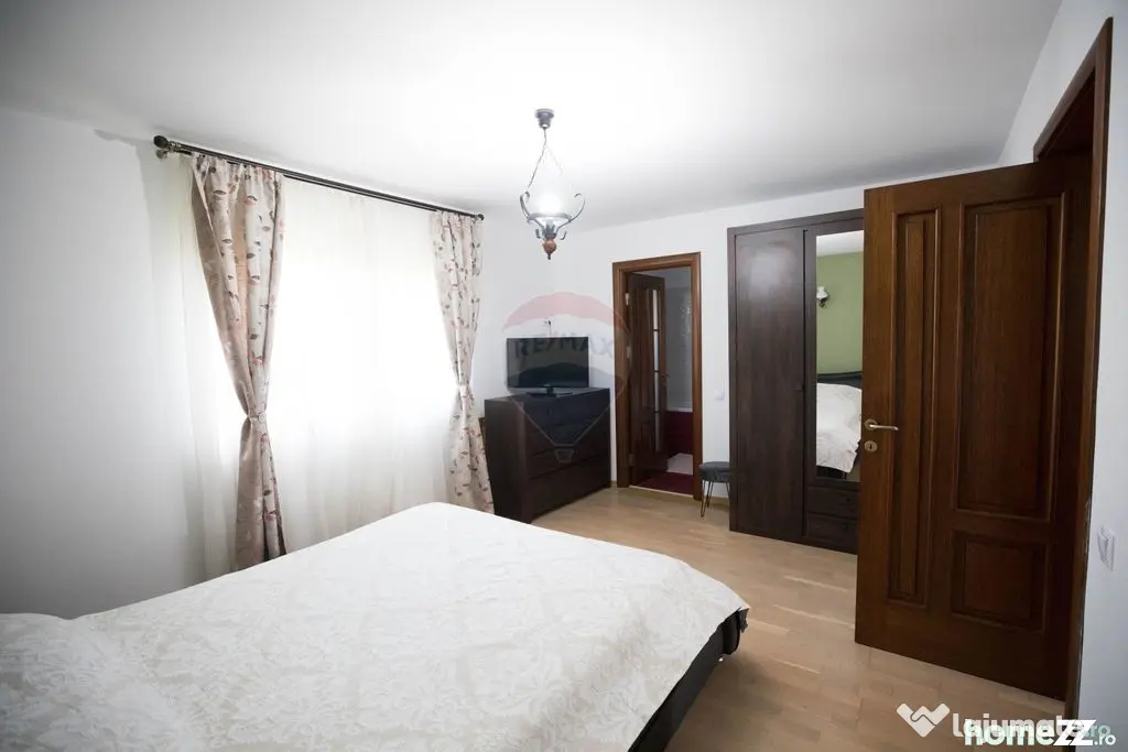 Casă / Vilă cu 8 camere de vânzare