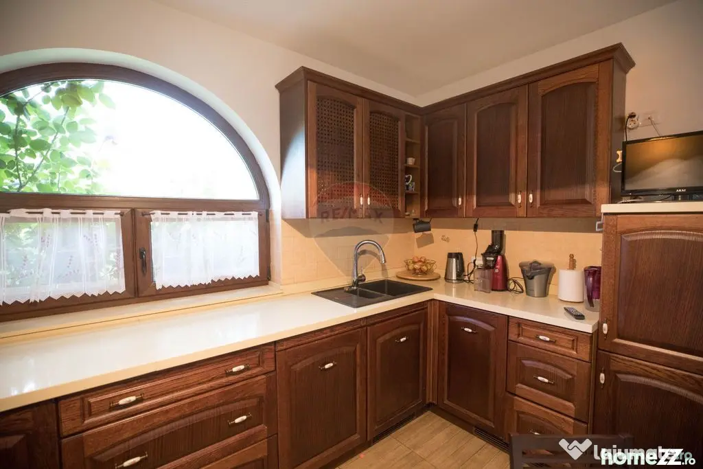 Casă / Vilă cu 8 camere de vânzare