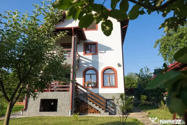 Casă / Vilă cu 8 camere de vânzare