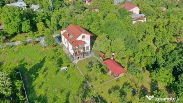 Casă / Vilă cu 8 camere de vânzare
