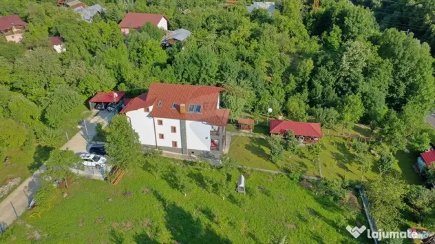 Casă / Vilă cu 8 camere de vânzare