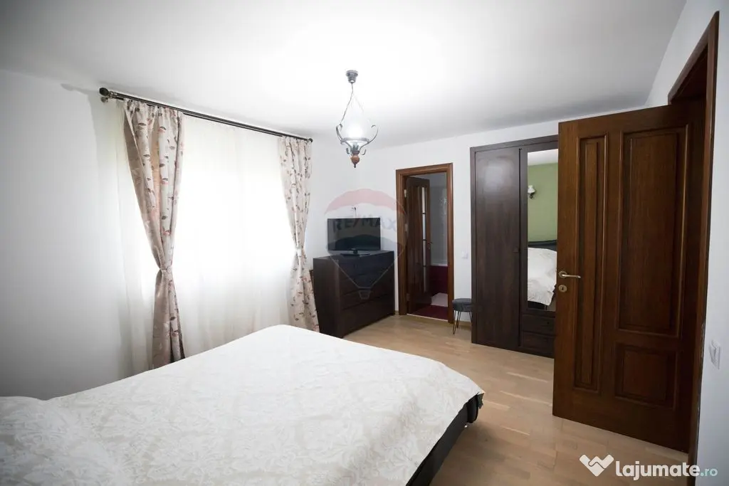 Casă / Vilă cu 8 camere de vânzare