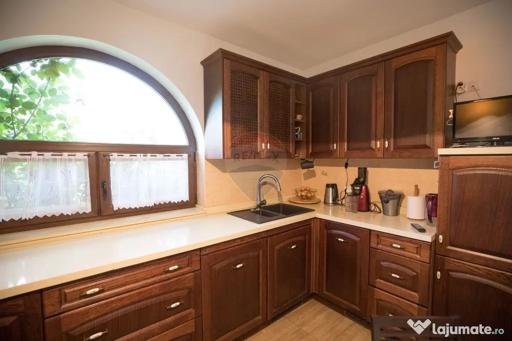 Casă / Vilă cu 8 camere de vânzare